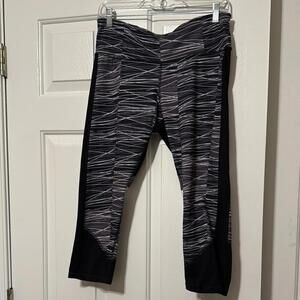 c9 by Champion Black & Gray Abstract Print Capris - Stylish Activewear